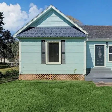 Buy this 3 bed house on Farmers Insurance in 529 East Mulberry Street, Angleton