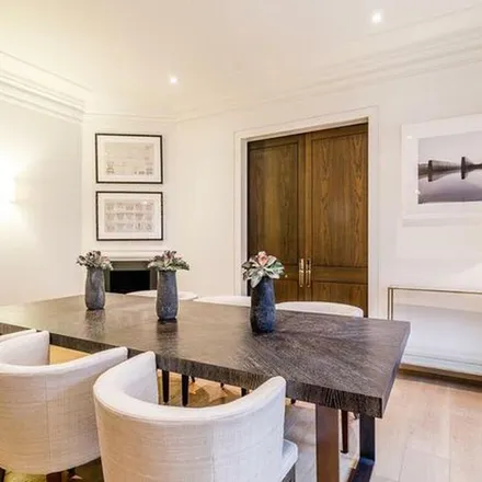 Rent this 3 bed apartment on 87-89 Duke Street in London, W1K 4BH