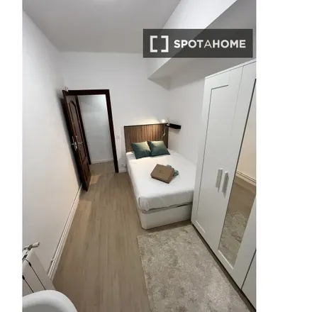 Rent this 3 bed room on Escola Sagrada Família in Carrer de Còrsega, 08001 Barcelona