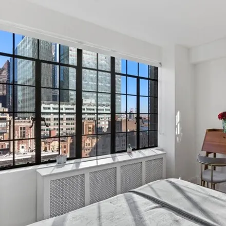 Image 8 - Woodstock Tower, 320 East 42nd Street, New York, NY 10017, USA - Apartment for sale
