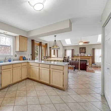 Image 7 - 1297 Crystal Shore Drive, Carol Stream, IL 60188, USA - House for sale