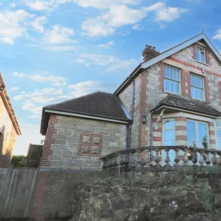 Rent this 5 bed house on Loxfield Gardens in Crowborough, TN6 2HL