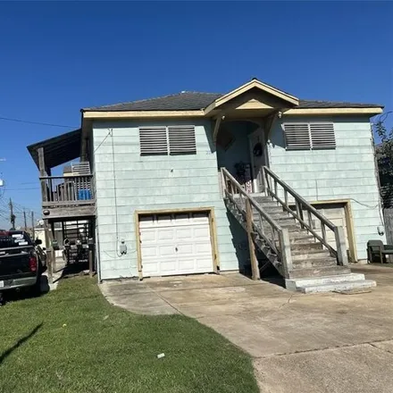 Rent this 2 bed house on 2298 Avenue O ½ in Galveston, TX 77550