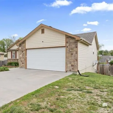Image 2 - 619 Tallgrass Drive, Junction City, KS 66441, USA - House for sale