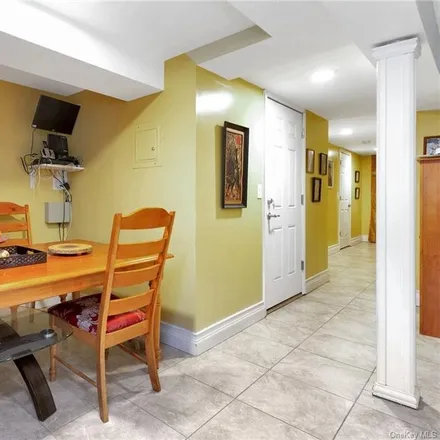 Image 7 - 1416 Merry Avenue, New York, NY 10461, USA - Townhouse for sale