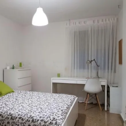 Rent this 4 bed room on Carrer del Pintor Ferrer Calatayud in 21, 46022 Valencia