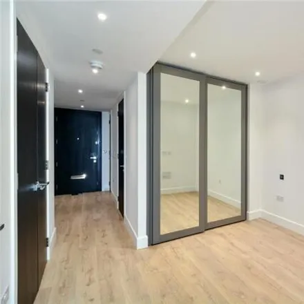 Image 5 - Cassia House, Piazza Walk, London, E1 8FU, United Kingdom - Loft for rent