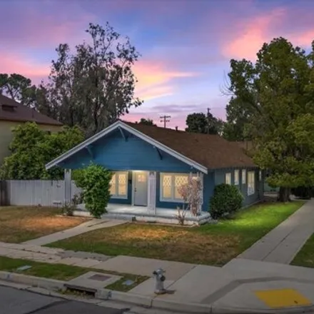 Buy this studio house on 2325 22nd Street in Bakersfield, CA 93301