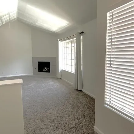 Image 8 - 327 Windy Lane, Vista, CA 92083, USA - Townhouse for rent