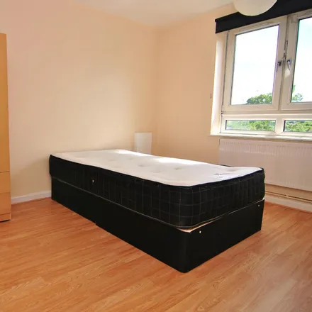 Rent this 4 bed room on Evelyn Street in London, SE8 5HG