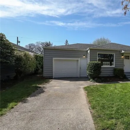 Buy this 2 bed house on 1455 8th Avenue in Longview, WA 98632