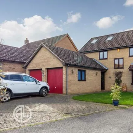 Buy this 6 bed house on Pilgrims Close in Flitwick, MK45 1UL
