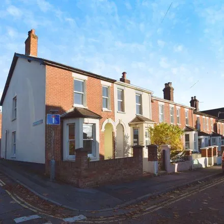 Rent this 4 bed house on 30 Queens Road in Salisbury, SP1 3AG