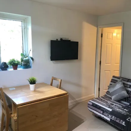 Rent this 2 bed apartment on unnamed road in London, UB3 4AZ
