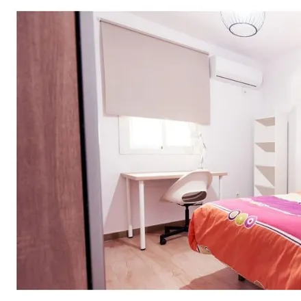 Rent this 3 bed room on Farmacia Recio Mir in Avenida Ramón y Cajal, 9