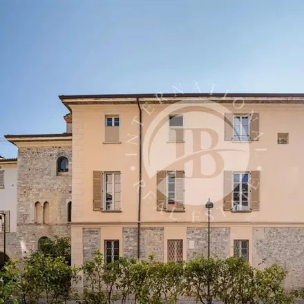 Buy this 14 bed apartment on Como
