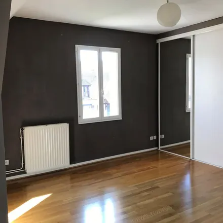 Rent this 8 bed apartment on 2 Avenue Guy de Coubertin in 78470 Saint-Rémy-lès-Chevreuse, France