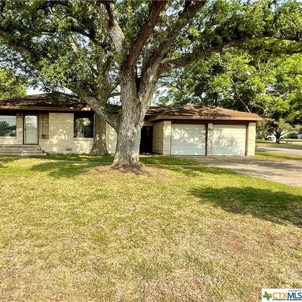 Image 2 - 375 East Ward Street, Goliad, TX 77963, USA - House for sale