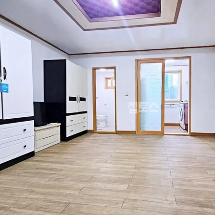 Rent this studio apartment on 부산광역시 수영구 광안동 152-34
