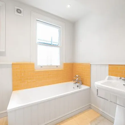 Image 5 - 90 Weir Road, London, SW12 0NB, United Kingdom - Apartment for rent
