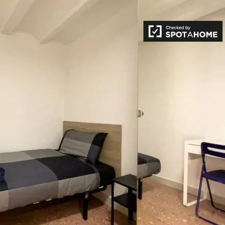 Rent this 4 bed room on Carrer de la Verge in 8, 08001 Barcelona