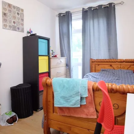 Rent this 3 bed apartment on Sleaford House in Blackthorn Street, London
