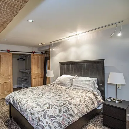 Rent this 2 bed condo on Cincinnati in OH, 45202