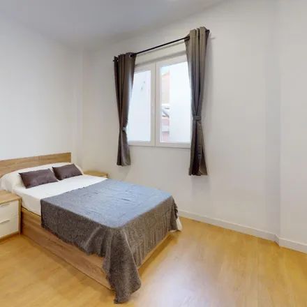 Rent this 6 bed room on Calle de Fernando el Católico in 12, 28015 Madrid