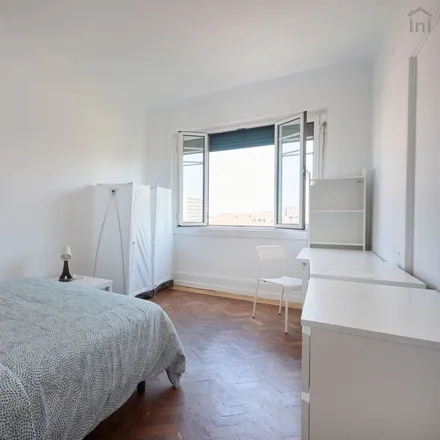 Rent this 15 bed room on Rua Sampaio e Pina