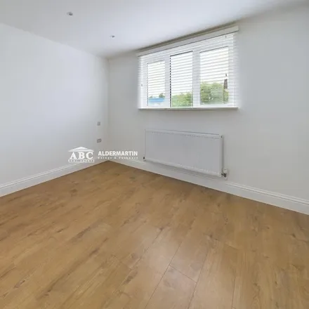Image 5 - The Crest, London, NW4 2HN, United Kingdom - Apartment for rent