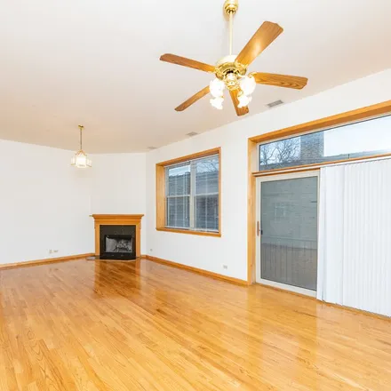 Rent this 4 bed apartment on Sonny's Pizza in West Montana Street, Chicago
