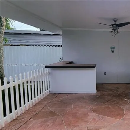 Image 4 - 980 West 33rd Street, Strawberry Village Trailer Park, Hialeah, FL 33012, USA - House for sale