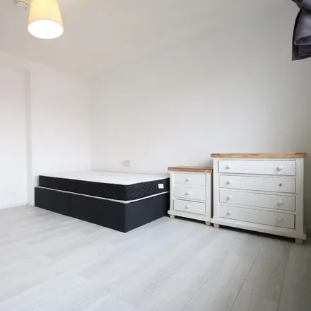 Image 1 - 1-39 Solander Gardens, St. George in the East, London, E1 0DN, United Kingdom - Apartment for rent