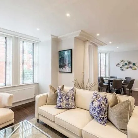 Rent this 3 bed apartment on Premier Inn in 255 King Street, London