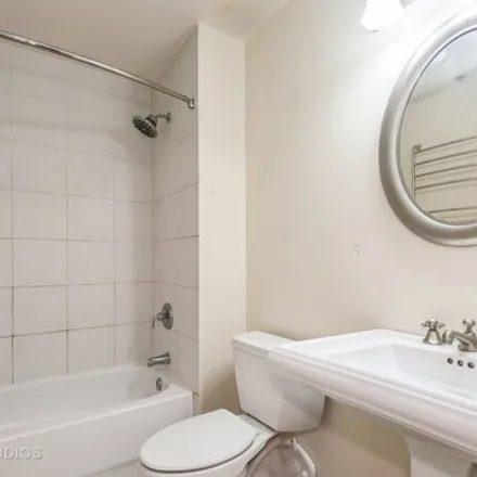 Image 7 - One River Place, 758 North Larrabee Street, Chicago, IL 60661, USA - Condo for sale