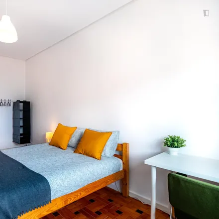 Rent this 6 bed room on Rua do Carvalhido 73 in Porto, Portugal