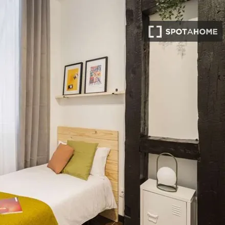 Rent this 6 bed room on Prada in Calle de la Ballesta, 24