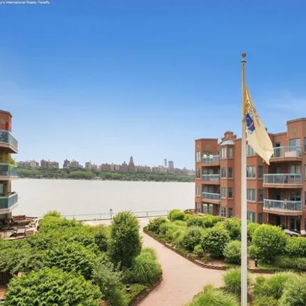 Image 2 - 98 Independence Way, Edgewater, Bergen County, NJ 07020, USA - Condo for sale