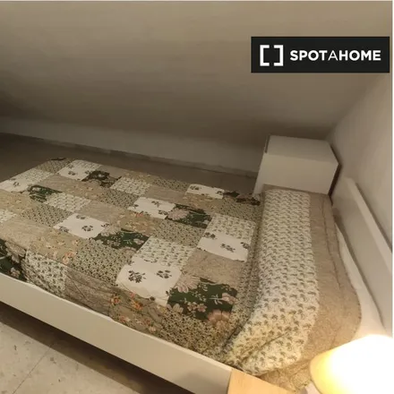Rent this 4 bed room on Pantostao in Calle Esquilo, 18014 Granada