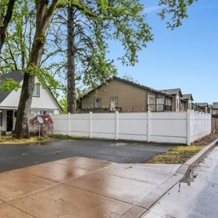 Image 2 - 9425 SW Longstaff St, Portland, Oregon, 97223 - House for sale