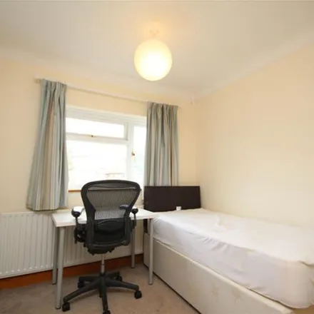 Image 3 - Aldershot Road, Fairlands, GU3 3JW, United Kingdom - Apartment for rent