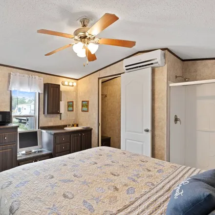 Rent this 2 bed townhouse on Steinhatchee in FL, 32359
