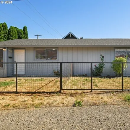 Image 2 - 7602 N Wall Ave, Portland, Oregon, 97203 - House for sale