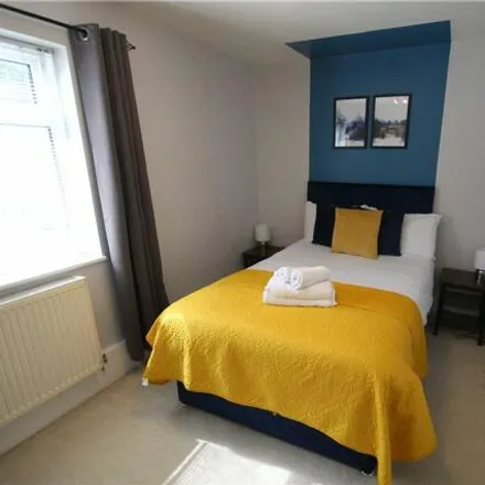 Image 4 - Halfords, Royston Road, Byfleet, KT14 7PD, United Kingdom - Room for rent