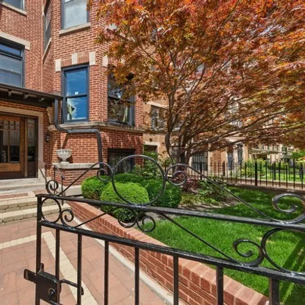 Rent this 3 bed condo on 550-552 West Roscoe Street in Chicago, IL 60657
