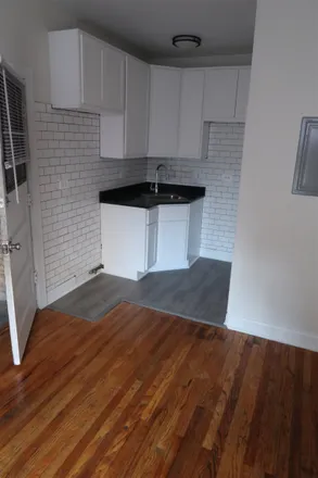 Rent this 1 bed apartment on 1702 West Albion Avenue