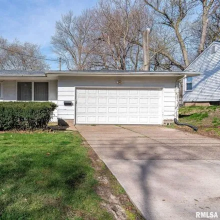 Buy this 3 bed house on 696 15th Street in Pleasant Valley Township, Bettendorf