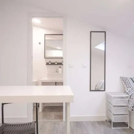 Rent this 1 bed apartment on Calle de Antoñita Jiménez in 28019 Madrid, Spain