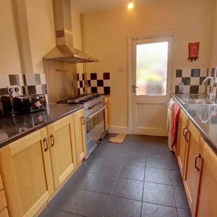Rent this 5 bed townhouse on Mayfield Road in Leicester, LE2 1LR