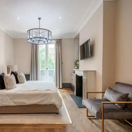 Rent this 3 bed house on London in SW10 0UJ, United Kingdom